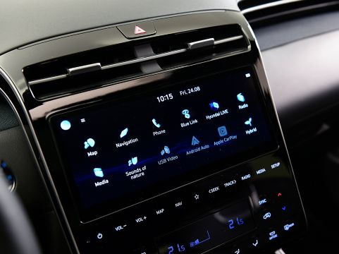 Detail 10,25'' dotykové obrazovky uvnitř zcela nového SUV Hyundai Tucson.